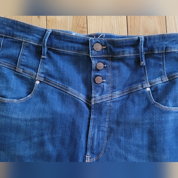 Guess Jeans - Picture 5 of 10